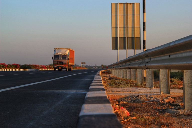 Вантажівка на трасі прямує до кордону ЄС — транзит за системою NCTS Фаза 6